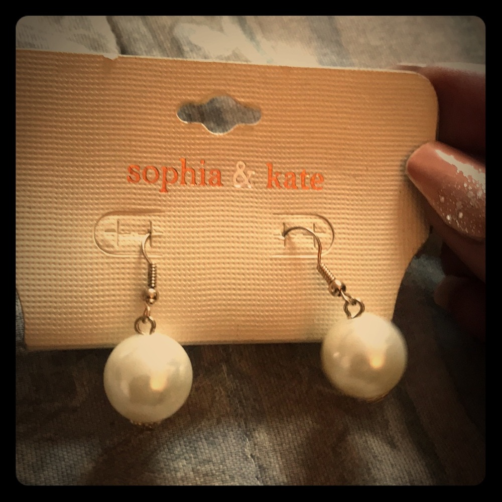 Drop pearl earrings